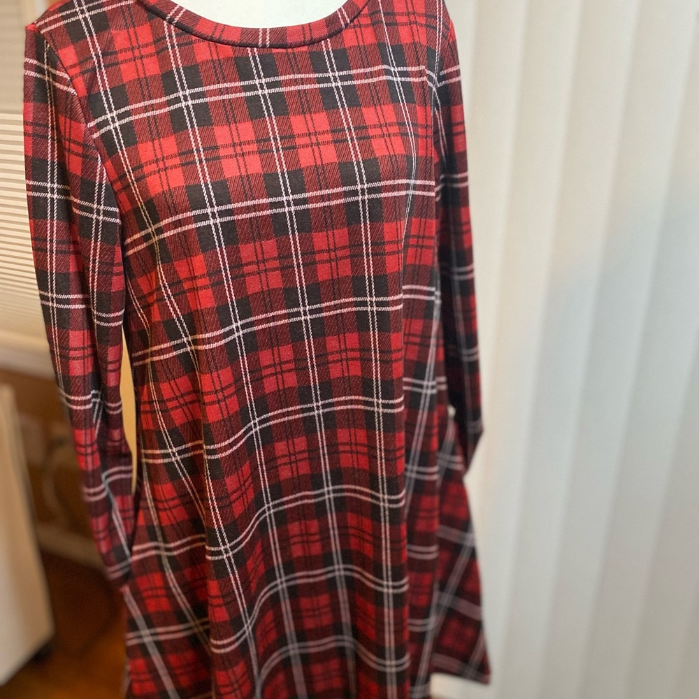 Red Plaid Dress with pockets size Large. Never worn, no stains or rips.